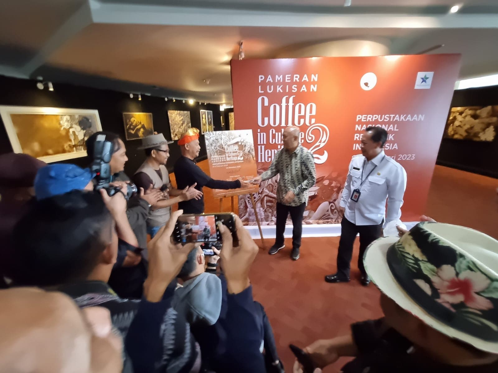 Menteri Koperasi dan UMKM Teten Masduki  Buka Pameran Lukisan Coffee in Culture Heritage 2 di Perpusnas