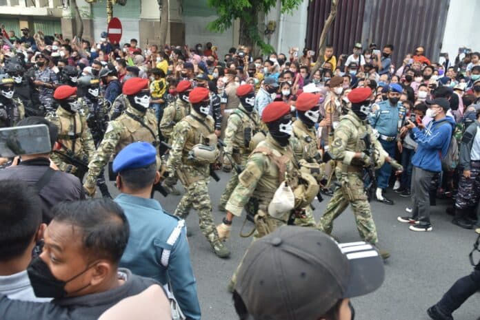 Semarakkan HUT Ke-78 Tahun 2023, TNI AL Gelar Kirab Kota Di Surabaya