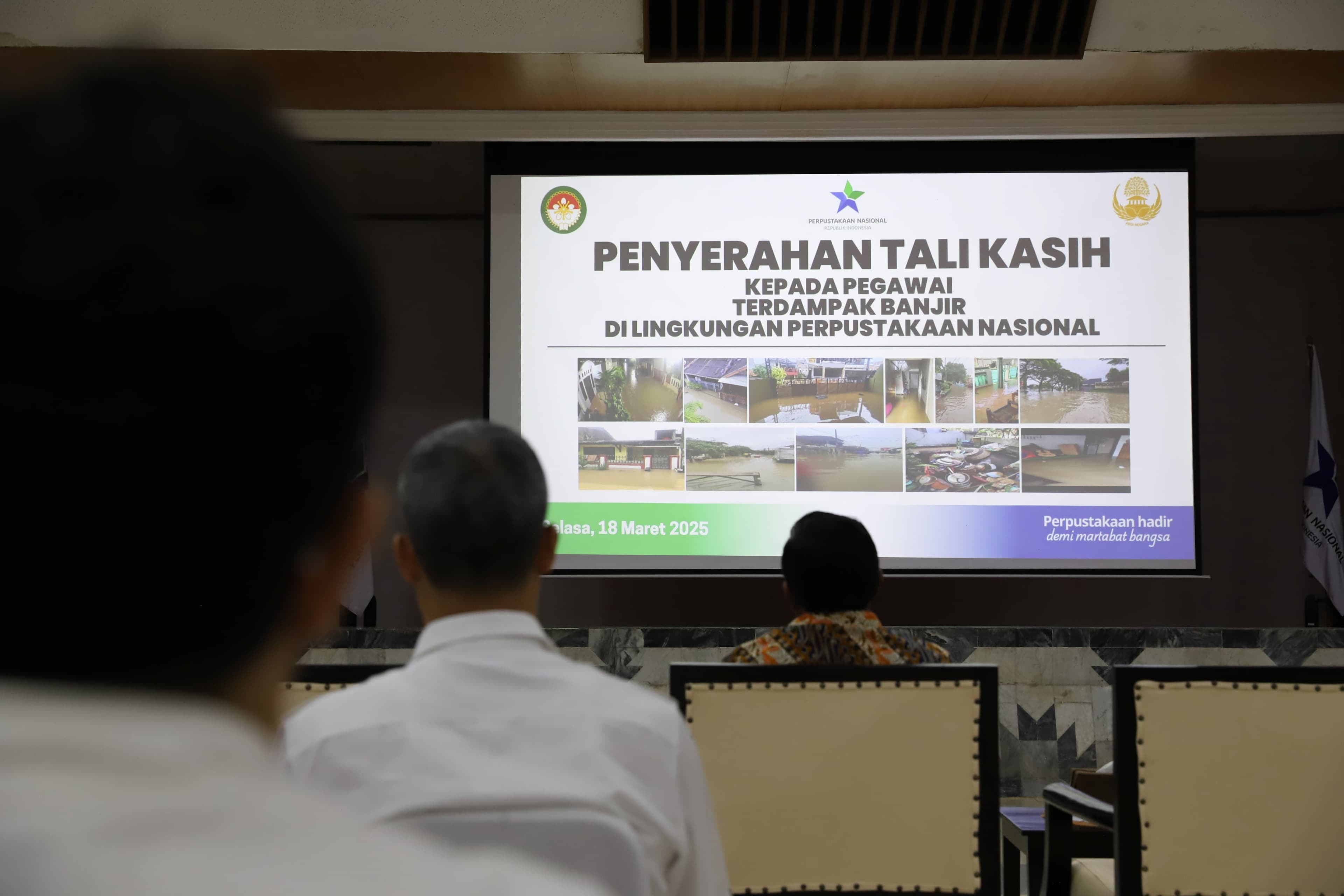 Perpusnas Serahkan Donasi Untuk Pegawai Terdampak Banjir 2025