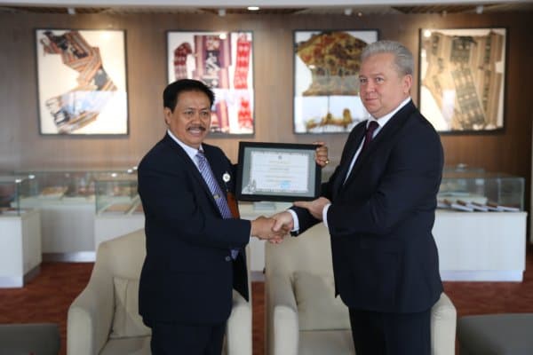 Duta Besar Belarus H.E Mr. Valery Kolesnik Menyerahkan Sertifikat Penghargaan untuk Perpustakaan Nasional