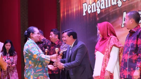 Kepala Perpusnas Raih Penghargaan Komnas Anak Award 2018