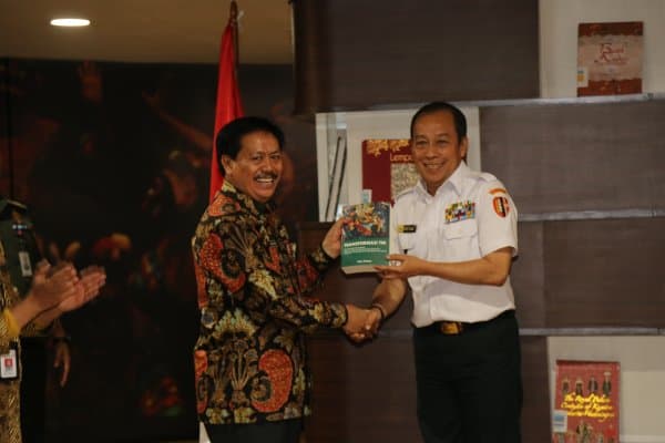 Serahkan Buku ke Perpusnas, Gubernur Lemhannas Komitmen Jalankan UU KCKR 