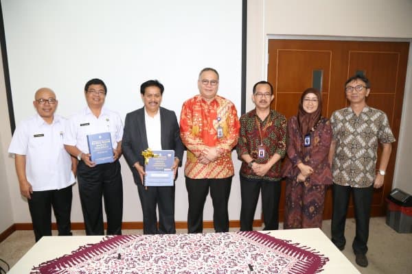 BPPB Kemendikbud Serahkan Kamus Besar Bahasa Indonesia Braille ke Perpusnas