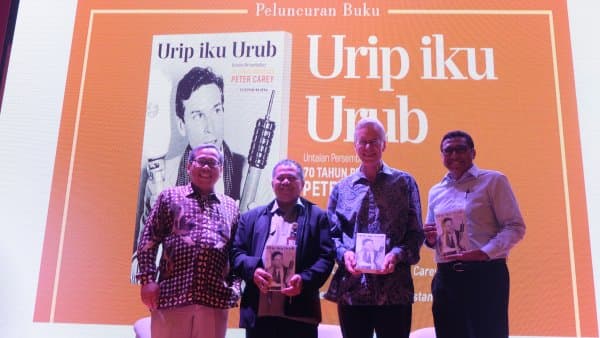 Luncurkan Buku ke-tiganya, Peter Carey Inginkan Milenial Kenal Sejarah Lewat Aplikasi