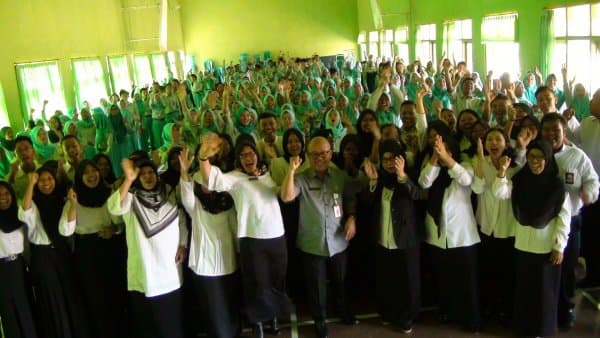 Menyemai Karakter Bangsa Lewat Library Goes To School 