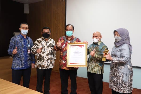 Peduli Perpustakaan, Bupati HSU Terima Nugra Jasadarma Pustaloka