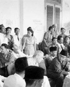 Perjalanan Presiden Soekarno dan Moh. Hatta ke Jawa Barat /Karawang